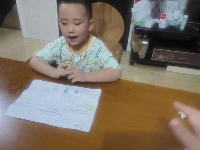 中B班赵芃栎练习剪纸