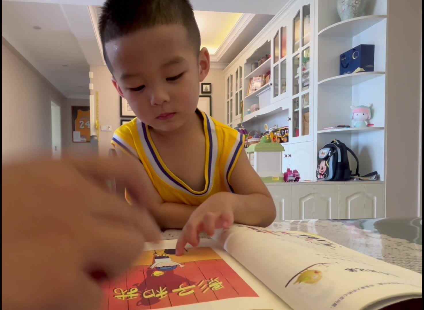 ⁣⁣⁣⁣2024-7-7小A班刘奕宸复习《影子和我》、《上床睡觉》、《花卉动物》.mov
