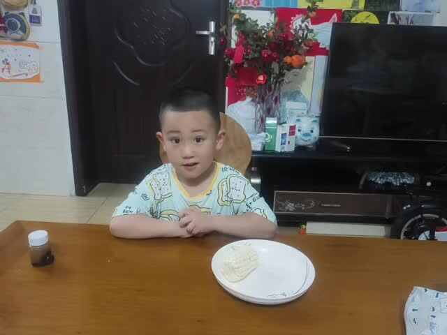 中B班赵芃栎练习掰玉米