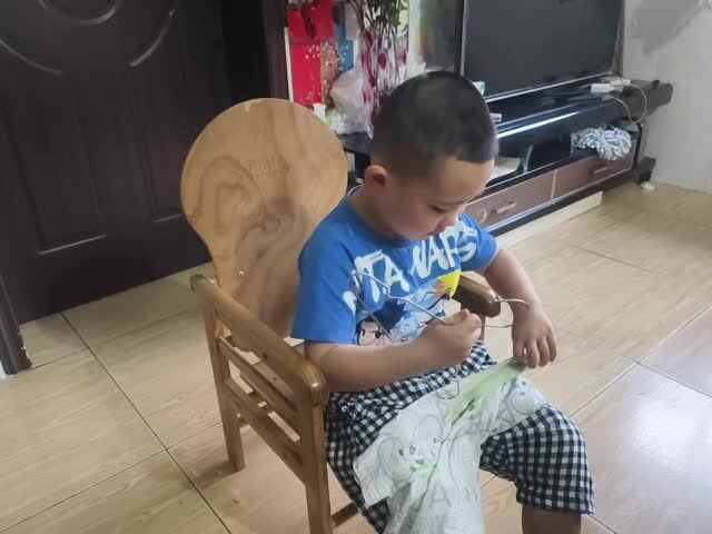 中B班赵芃栎练习晾衣服