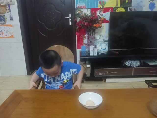 中B班赵芃栎练习剥鸡蛋