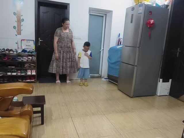 中B班赵芃栎联系双脚跳