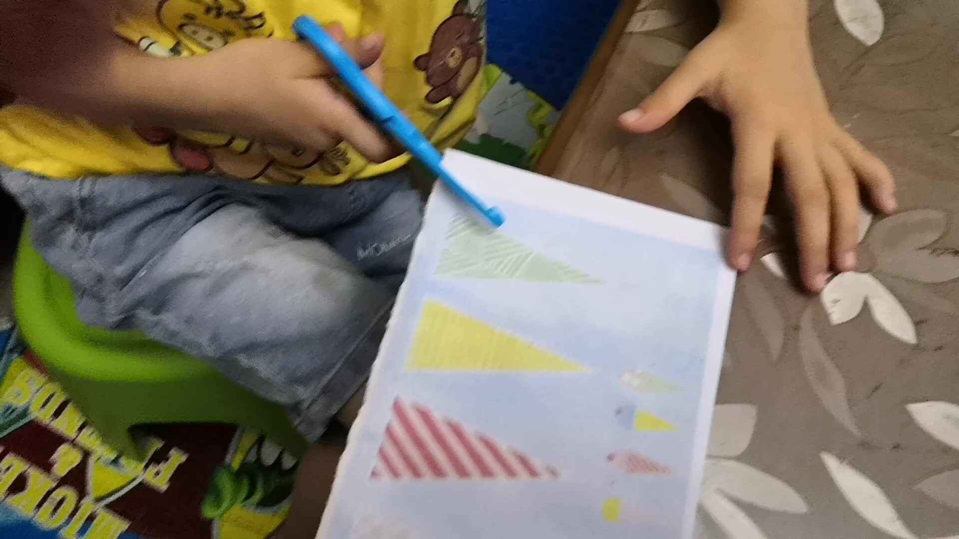 中B班7月3张芷萱练习剪纸.mp4