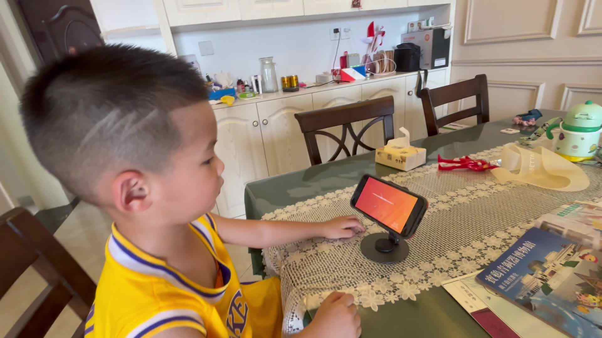 ⁣⁣⁣⁣⁣⁣2024-7-7小A班刘奕宸观看英文儿歌《Furniture song》.mov