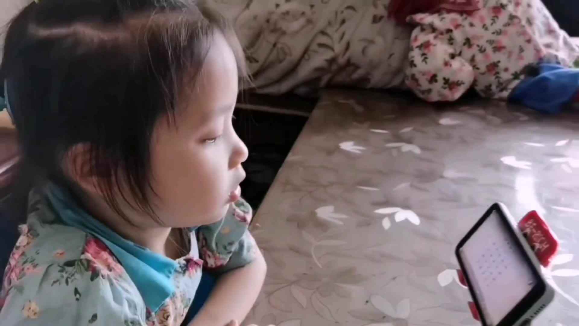 中B班7月6张芷萱指读古诗《宿建德江》.mp4