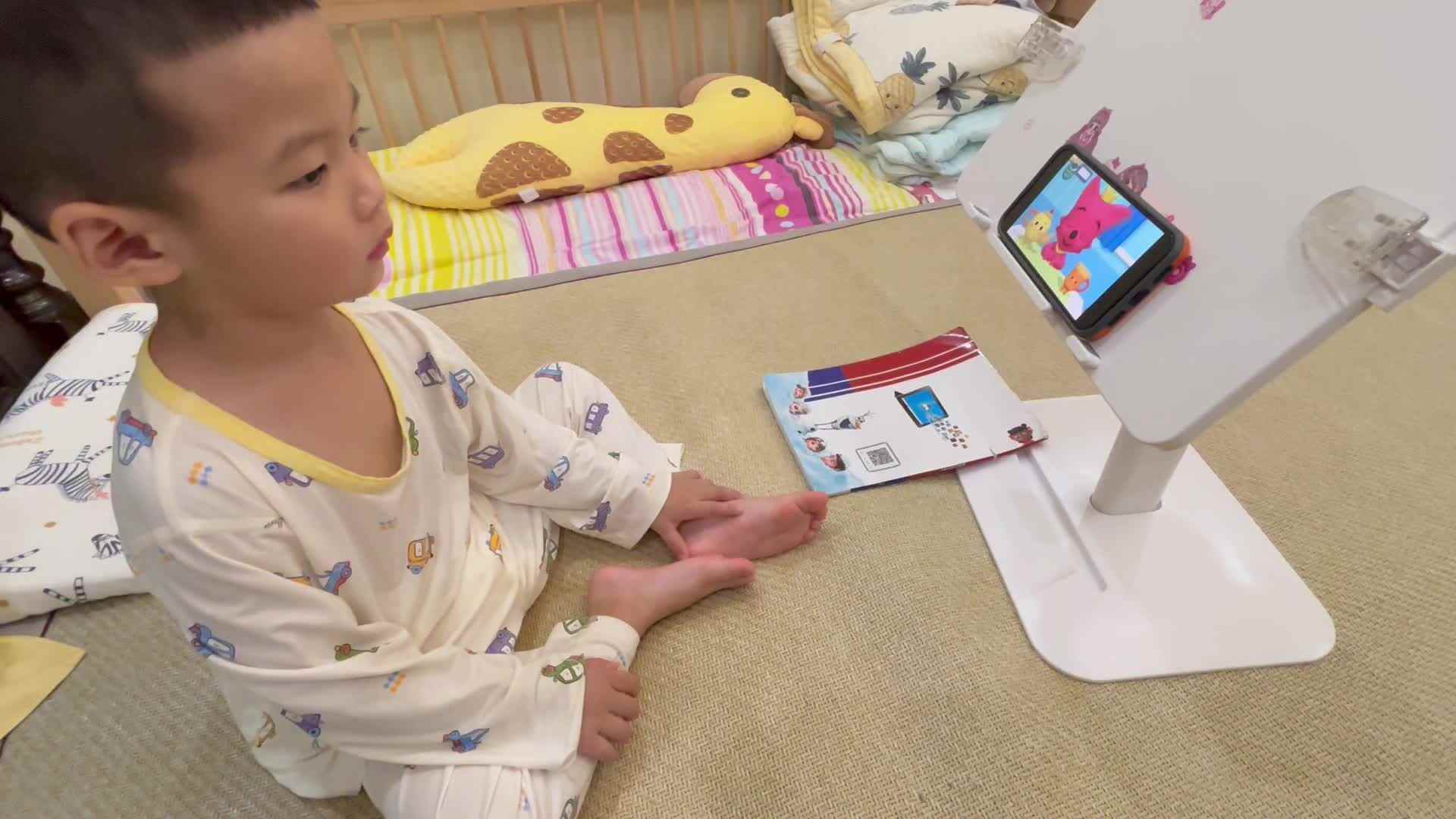 2024-7-20小A班刘奕宸观看英文儿歌《我是一个小茶壶》.mov