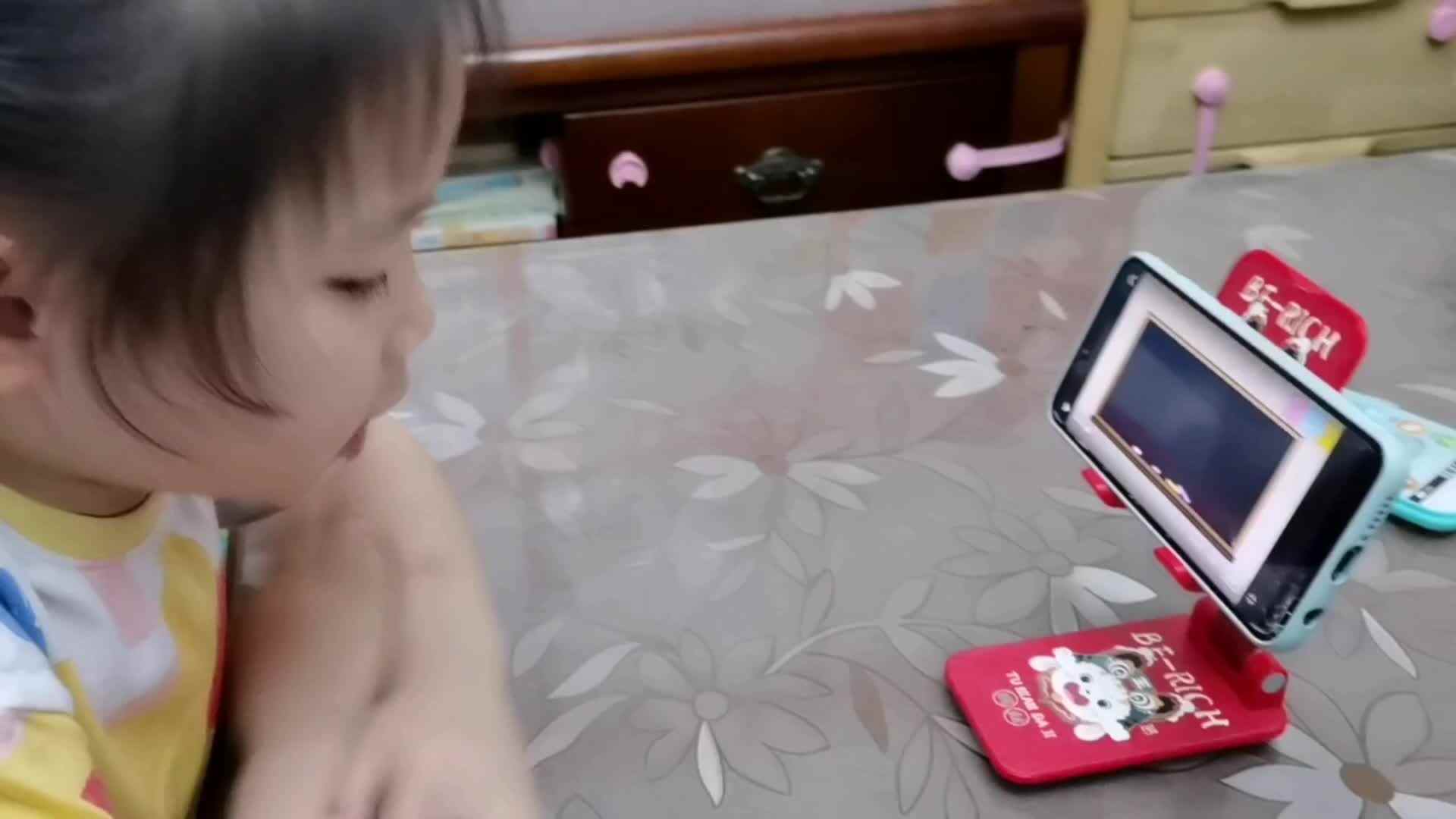 中B班6月28张芷萱指读古诗《村晚》mp4