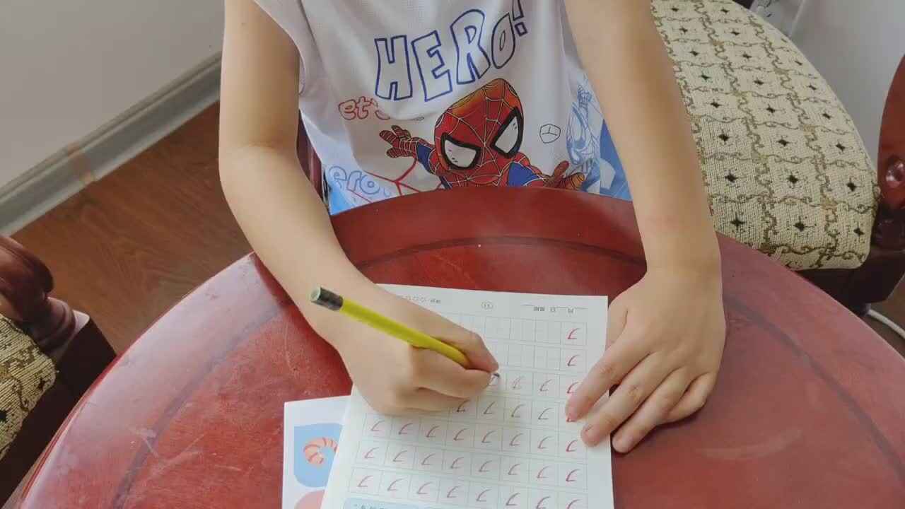 20240815学A班郭睿珩-书写横撇.mp4