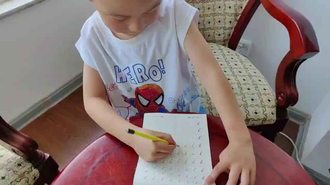 20240815学A班郭睿珩-书写横撇-2.mp4