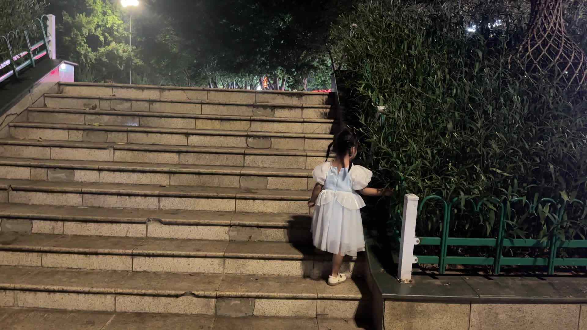 安全上下楼梯