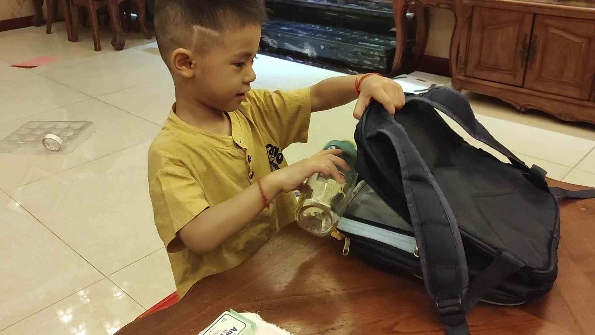 大b班刘倬宇收书包.mp4