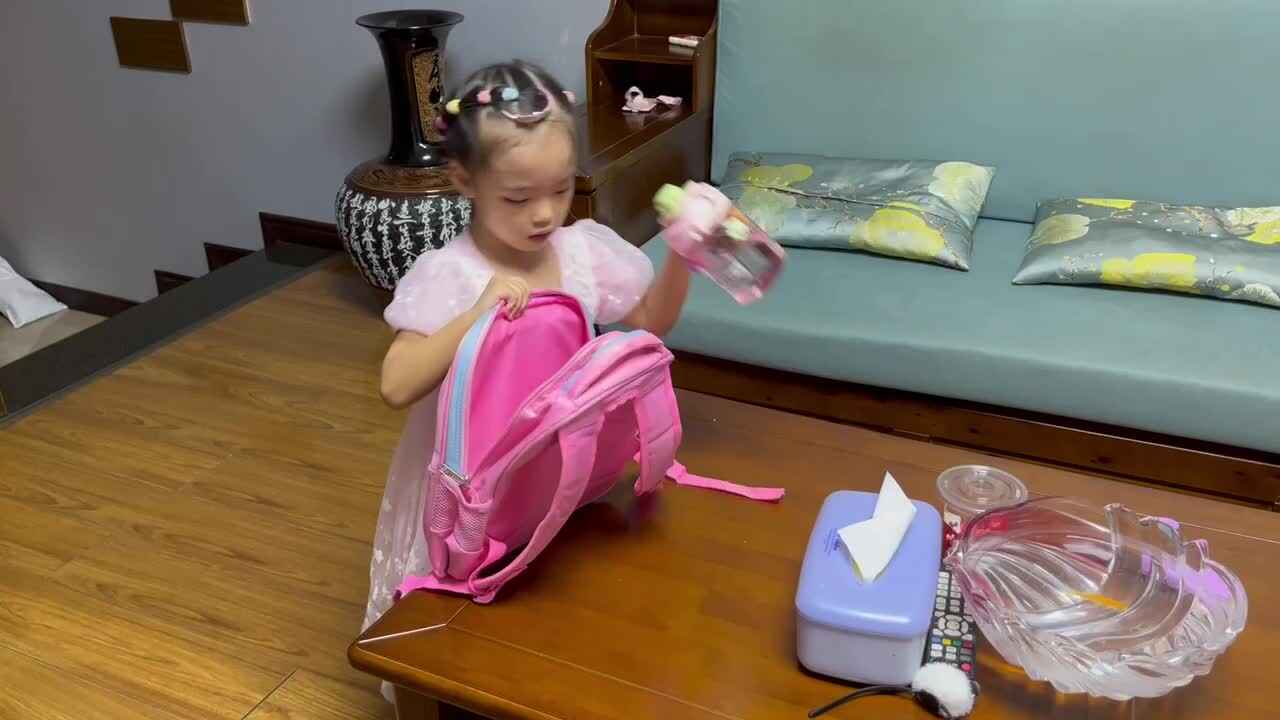 大B班李茵琪练习收拾书包和背书包