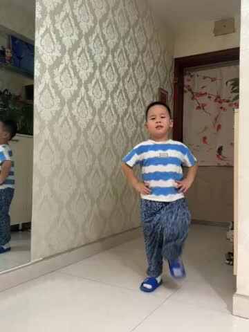 叉腰踏步走240929