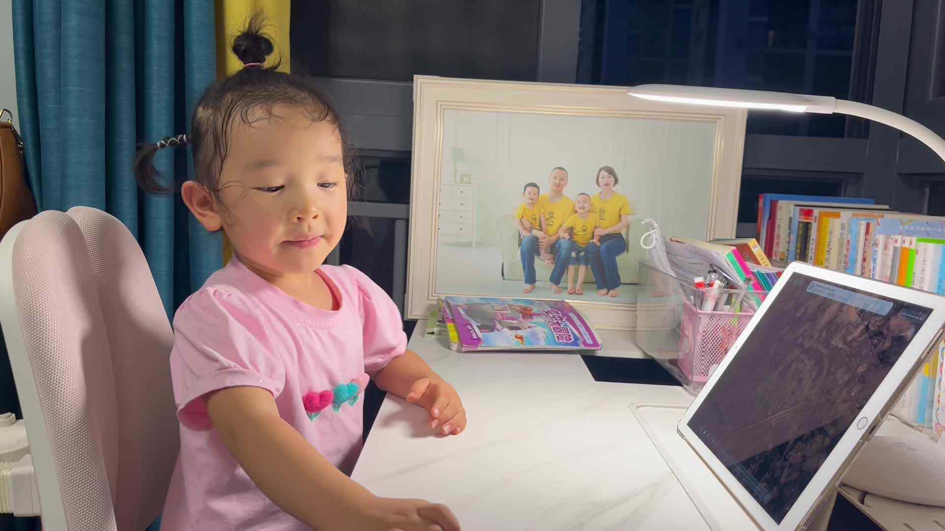 2024.09.24大B班温欣观看跟读英语儿歌⁣《Wheels on the Bus》.mov