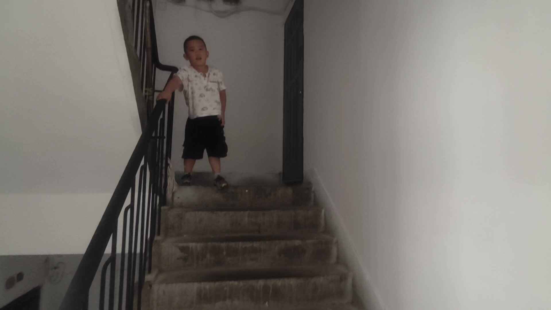 20240922大B班赵芃栎练习正确下楼梯