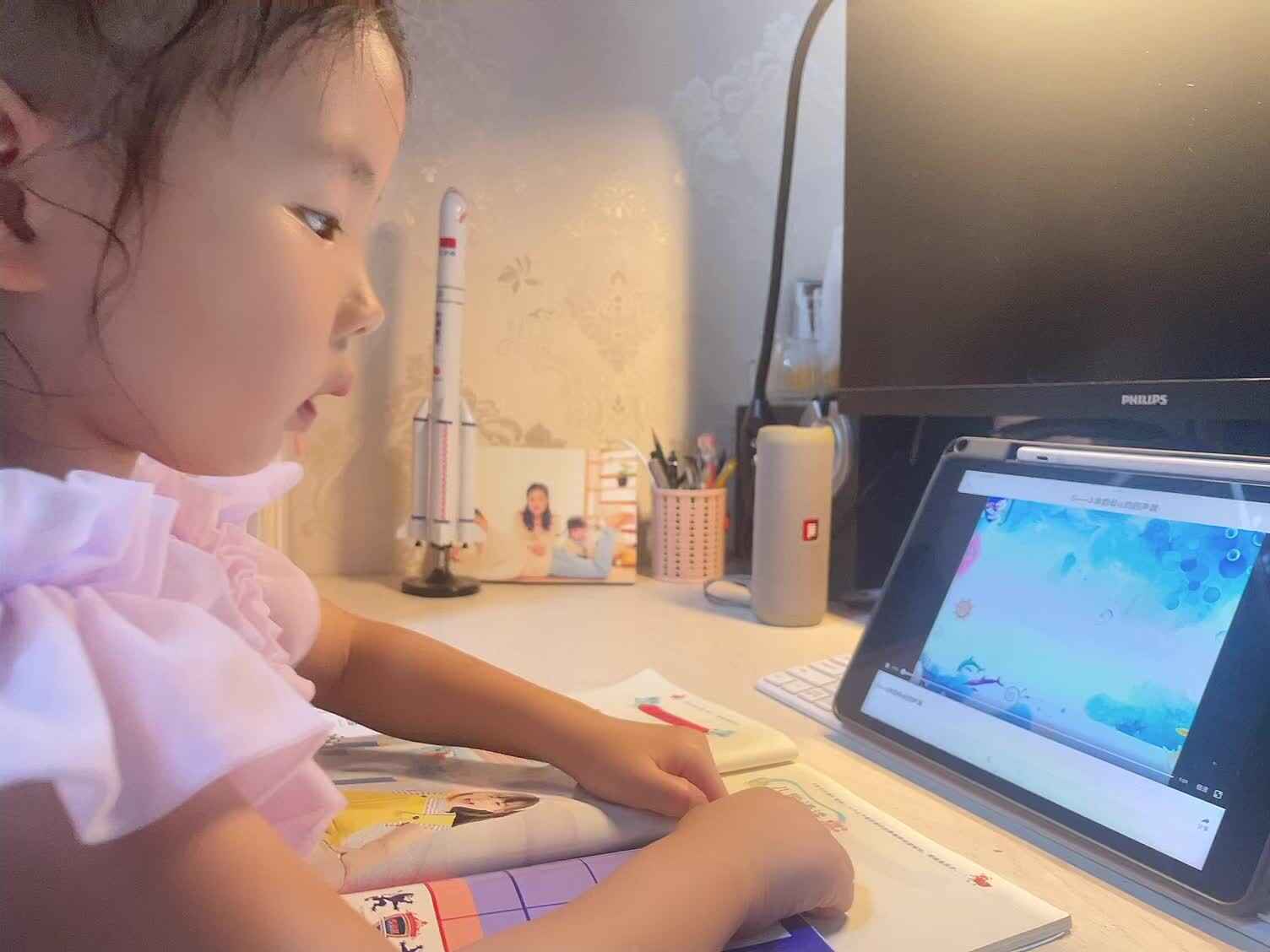 学前B班蒲依诺2024.9.29日观看视频(单韵母u的发音个跟读).mp4