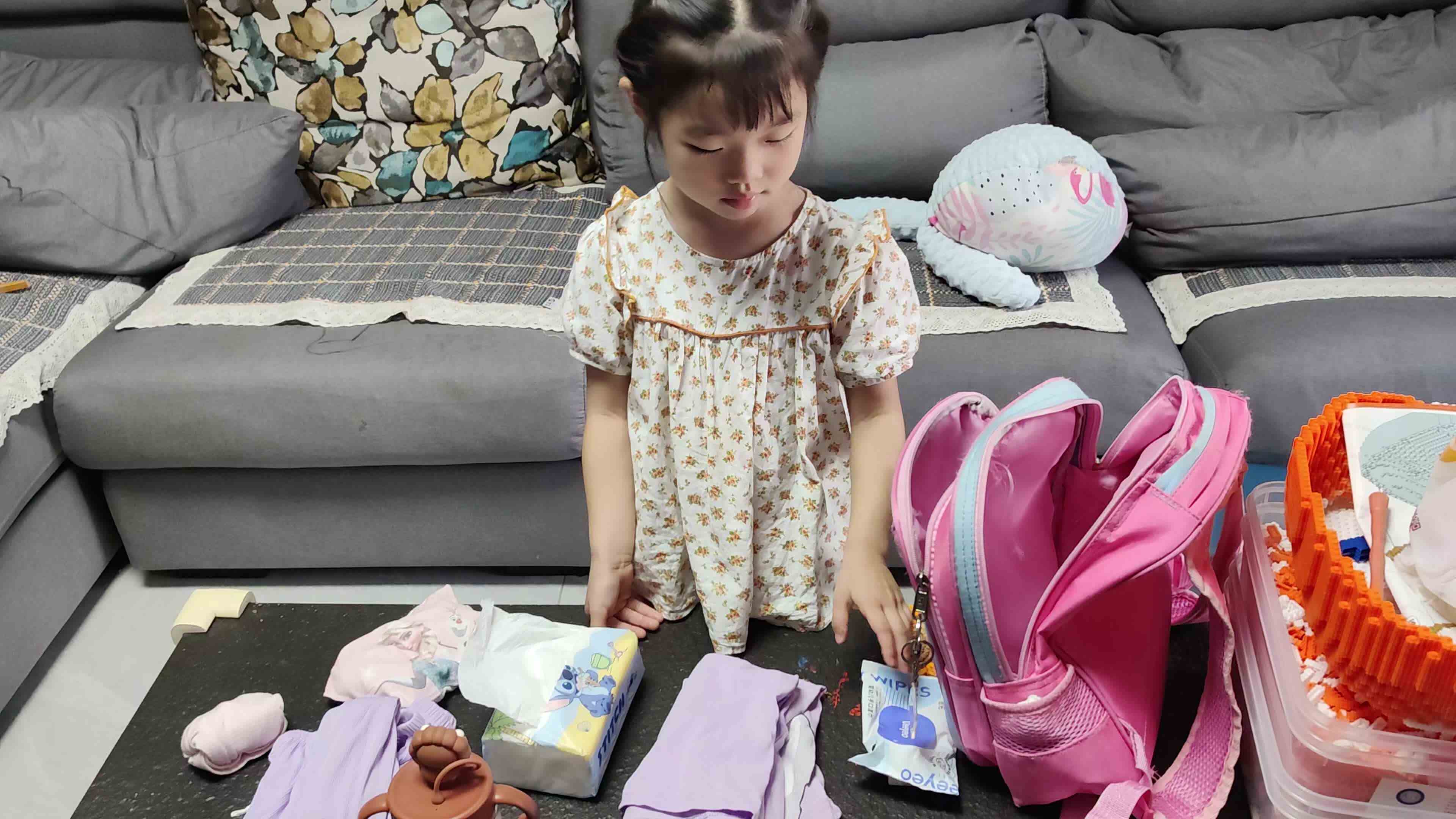 中B班  徐子伊  练习（整理书包 背书包）