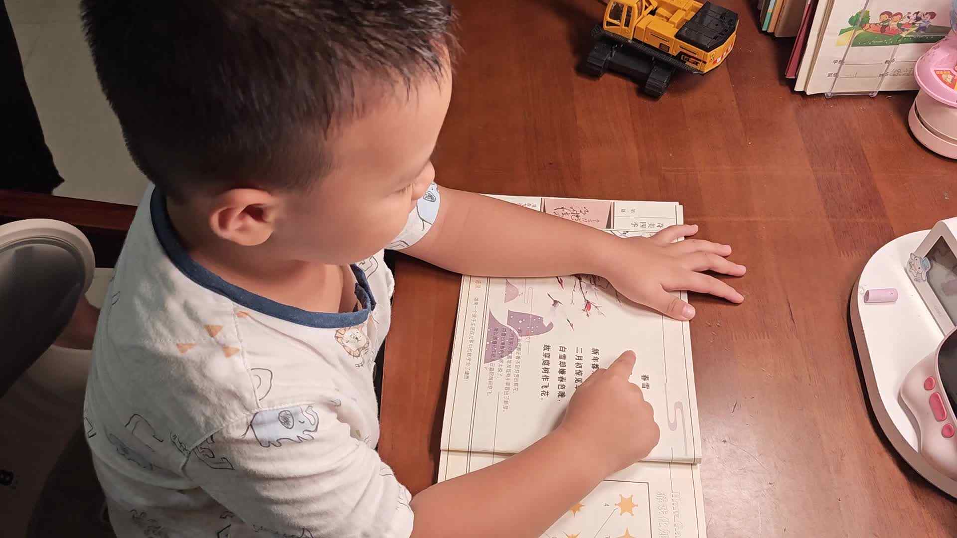 ⁣9.26中A班徐浚源指读唐诗《春雪》