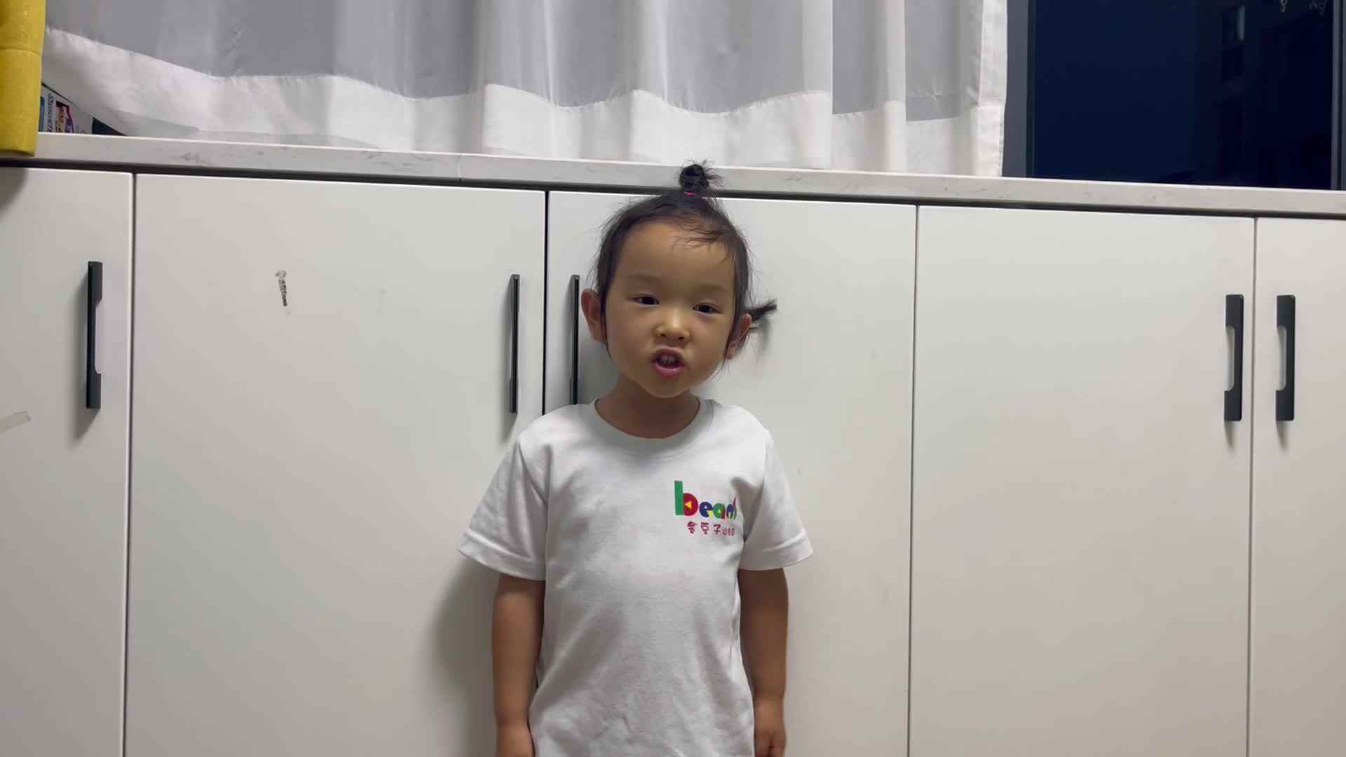 9.18大B班温欣练习礼貌用语+坐姿+站姿.mov