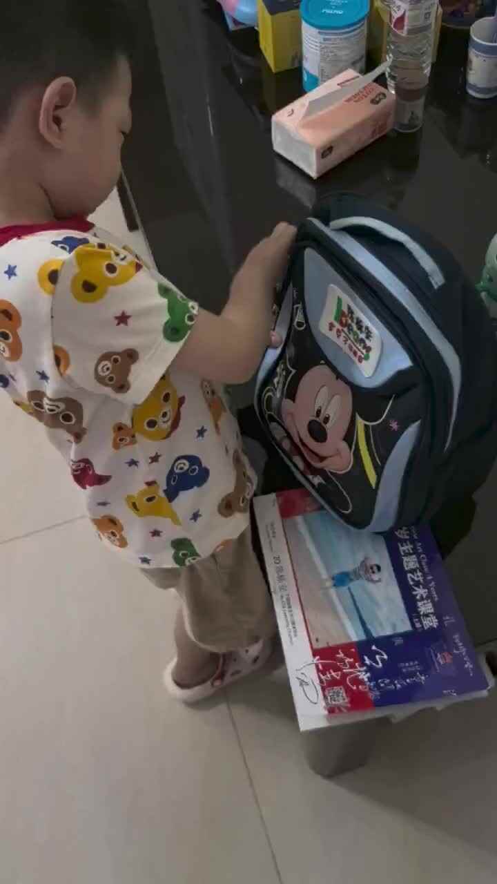 中A班陈栎安学习自己整理书包.mp4