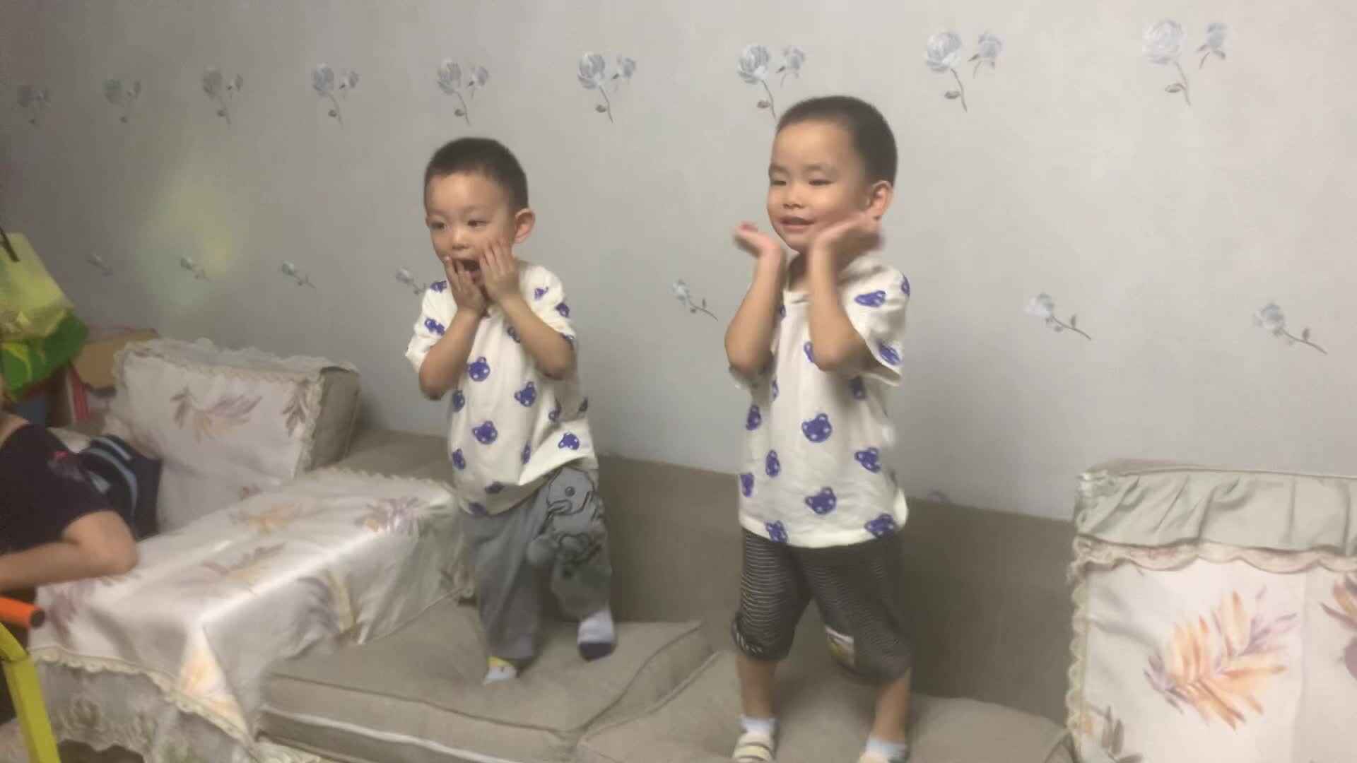 中A班2024.9.28李柯辰李柯佑鳄鱼怕怕.mov