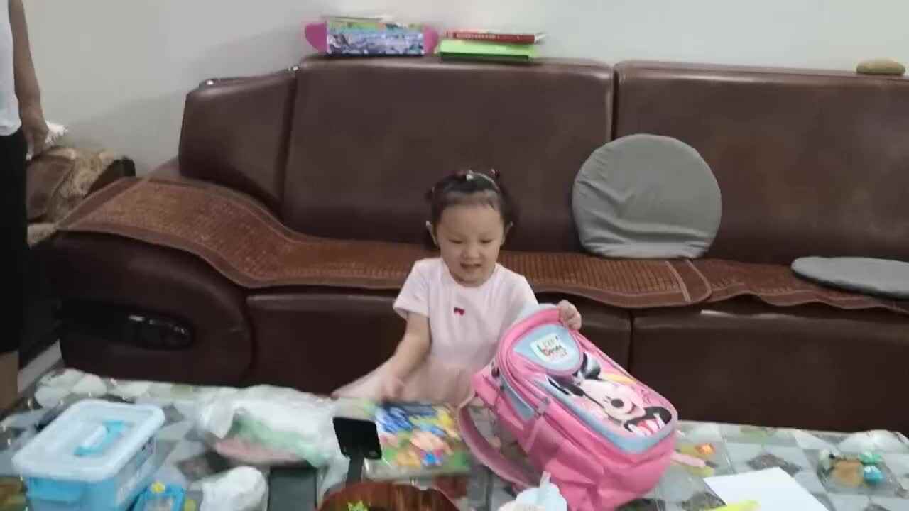 .大A班李盈莹  整理书包和背书包