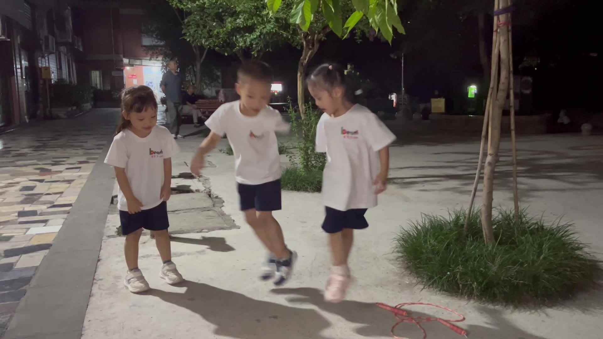 大B班李茵琪练习双脚连续跳