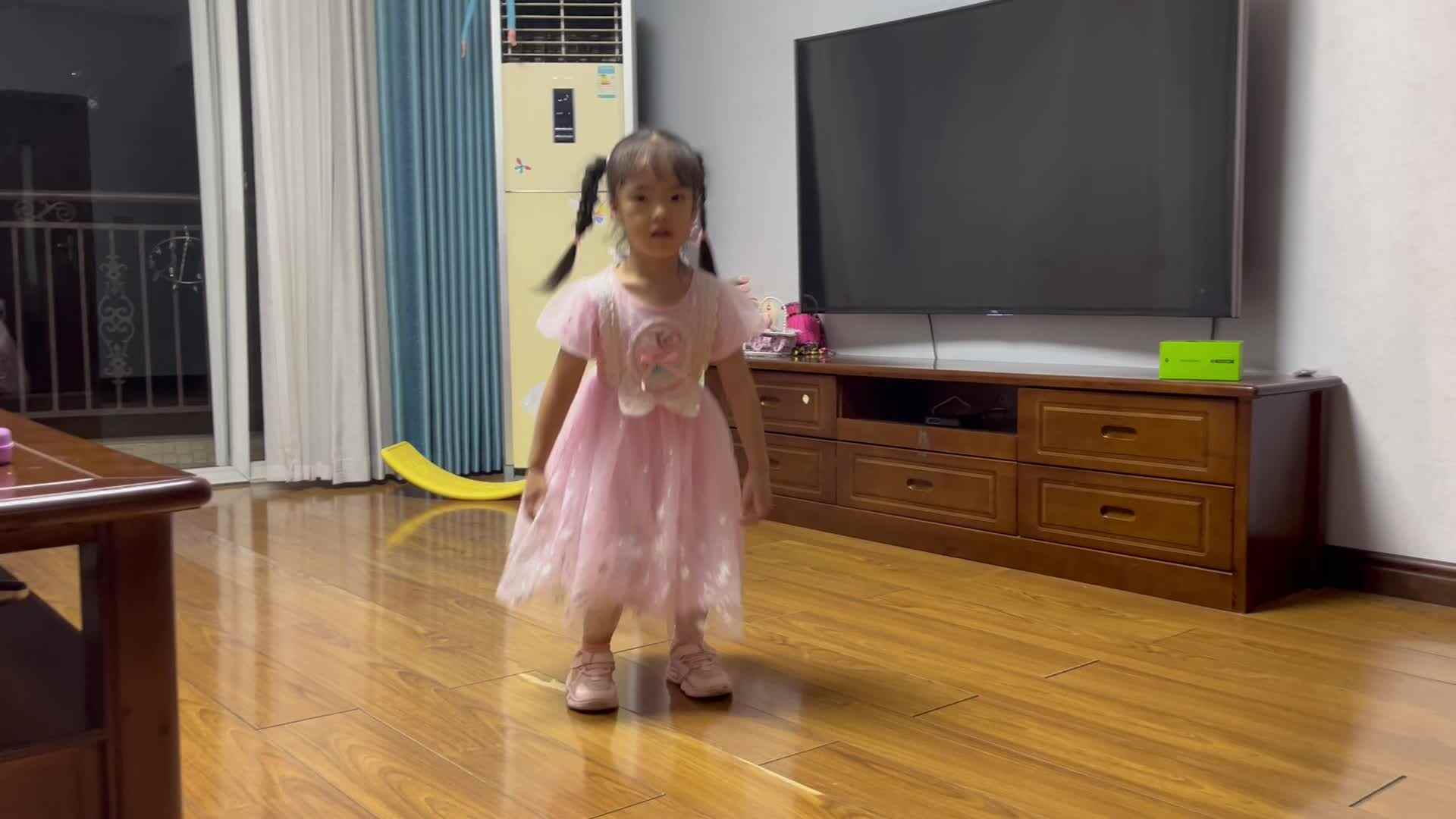 大B班李茵琪练习双脚连续跳