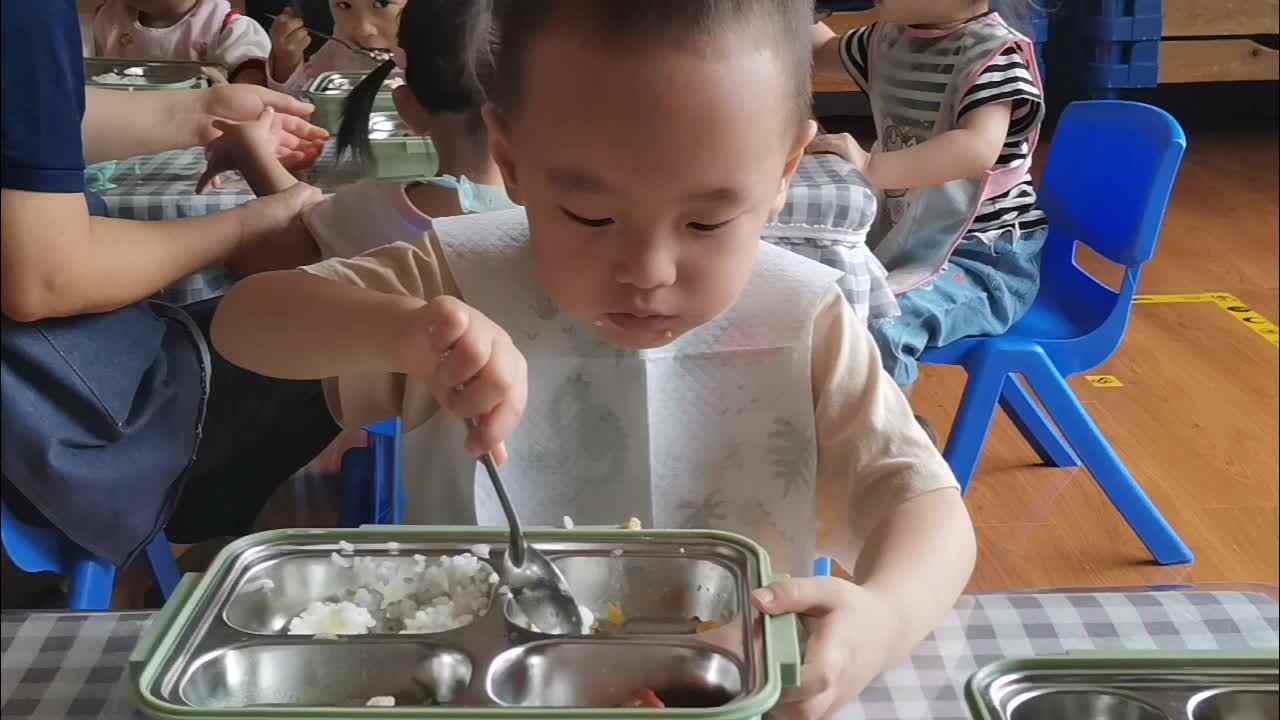 2024.9.29刘逸一独立吃饭.mp4