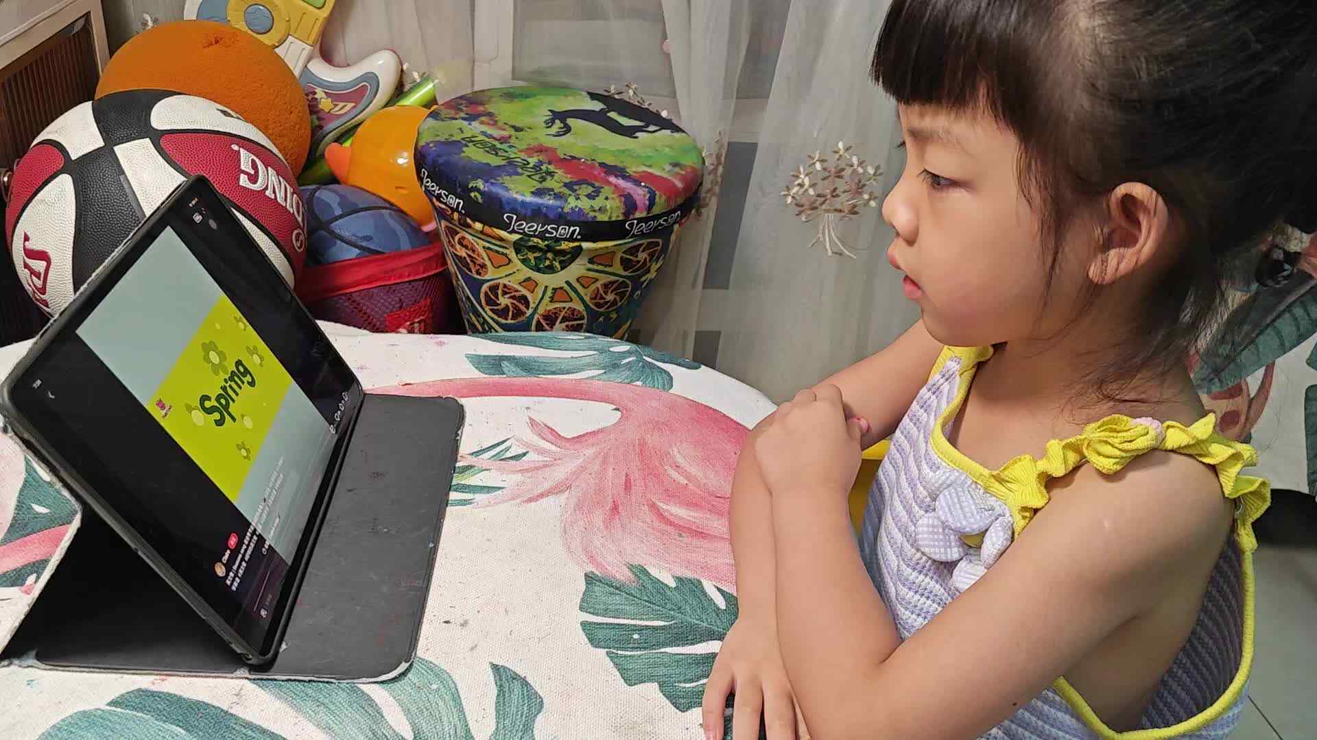 20240928学前B班魏琪珈观看英语视频.mp4