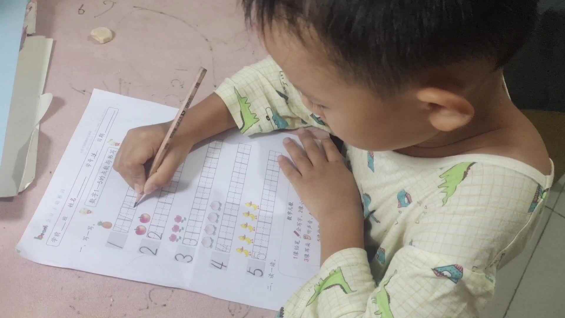 学B班王子扬写数字1-2