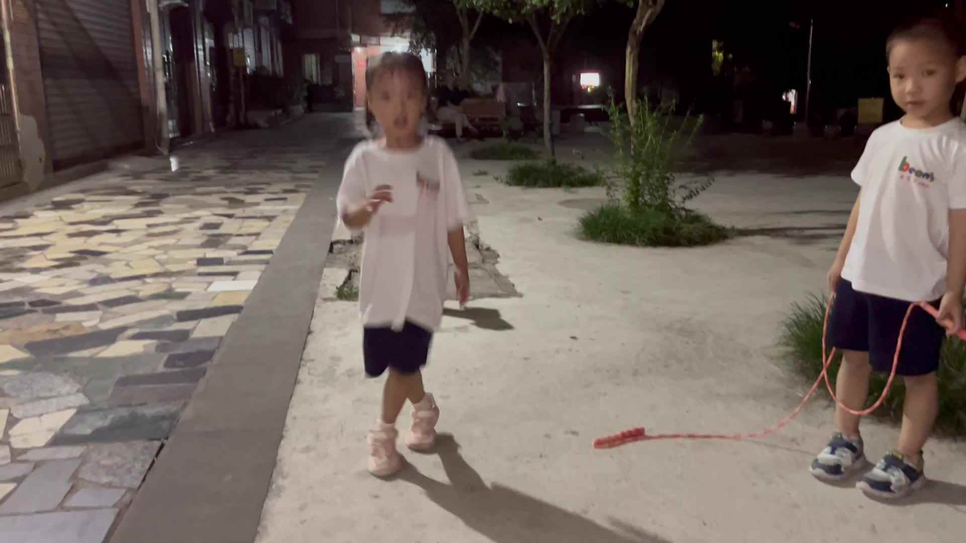 大B班李茵琪练习双脚连续跳