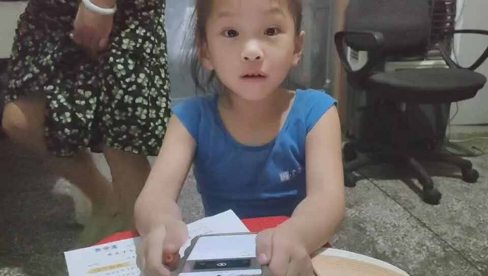 大a班唐依依观看英文绘本