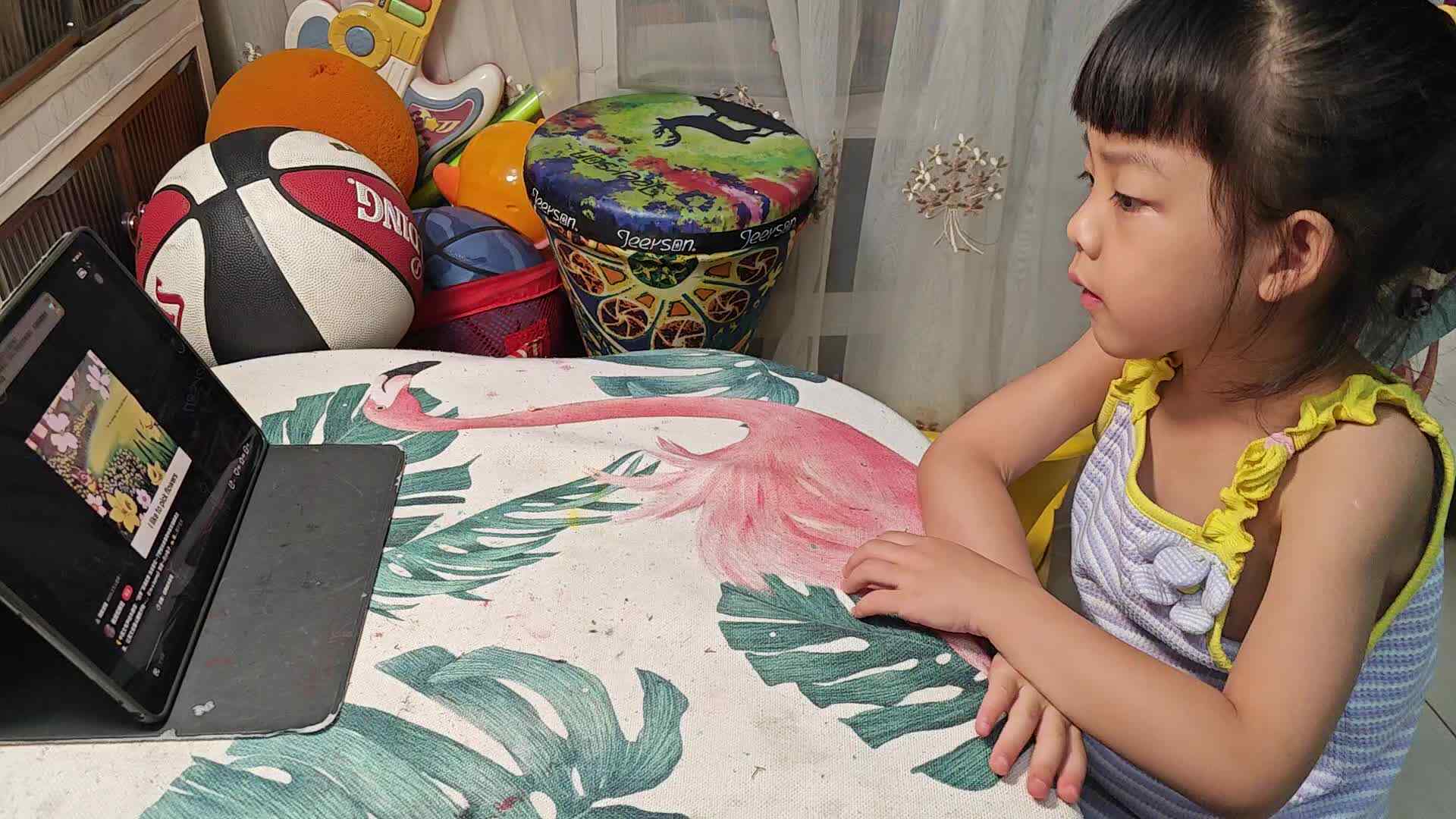 20240928学前B班魏琪珈观看英语视频.mp4