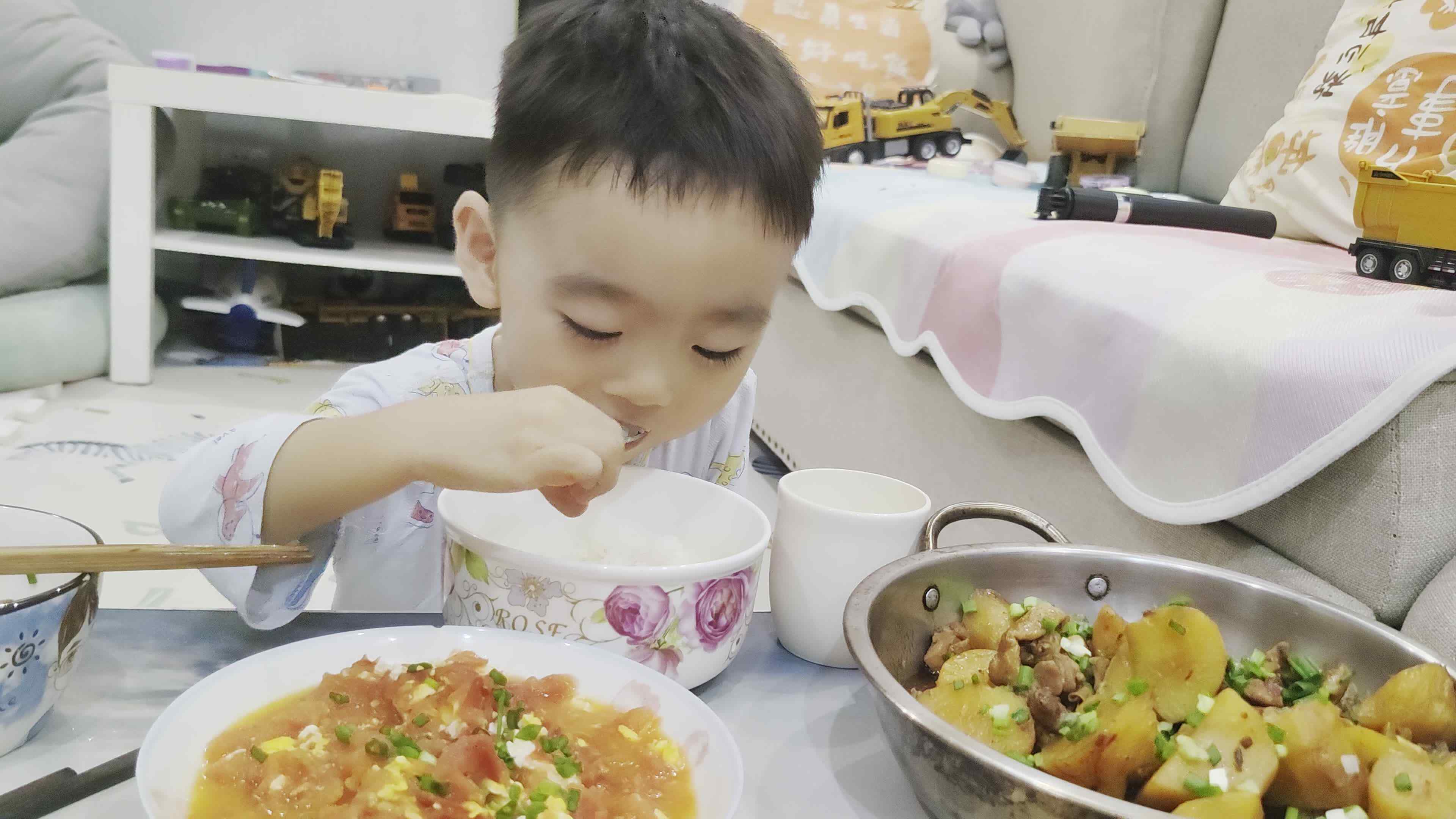 中A班蒋熠_2024.9.19_学会自己吃饭mp4