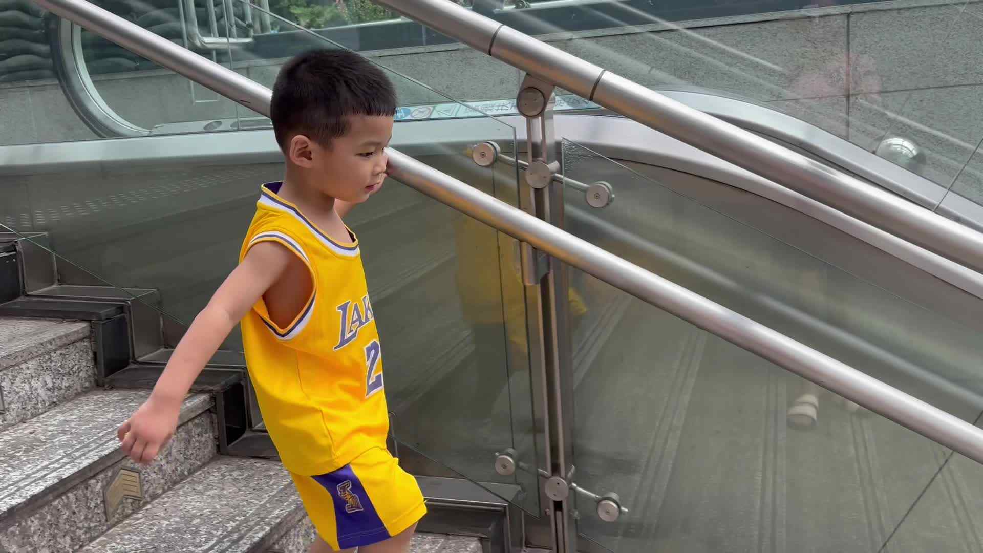 2024-9-19中A班刘奕宸上下楼梯练习