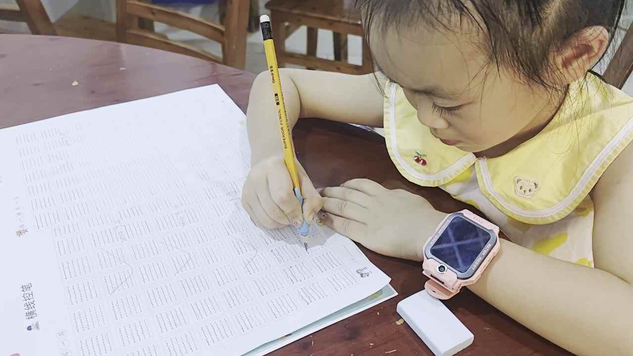 2024年9月29日大B班谭诗锜完成控笔训练第四页7-8排的控笔训练