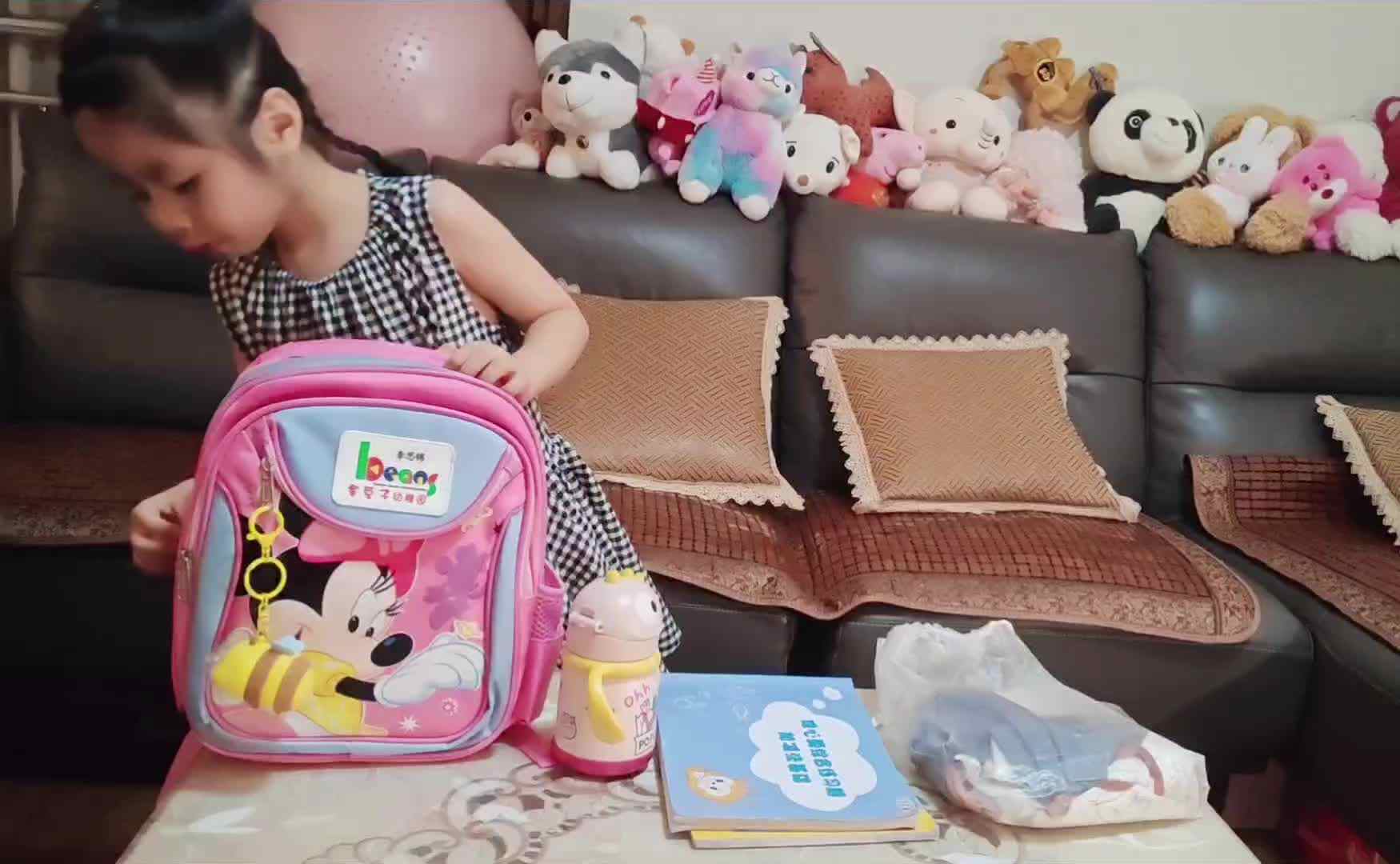 整理书包并背书包