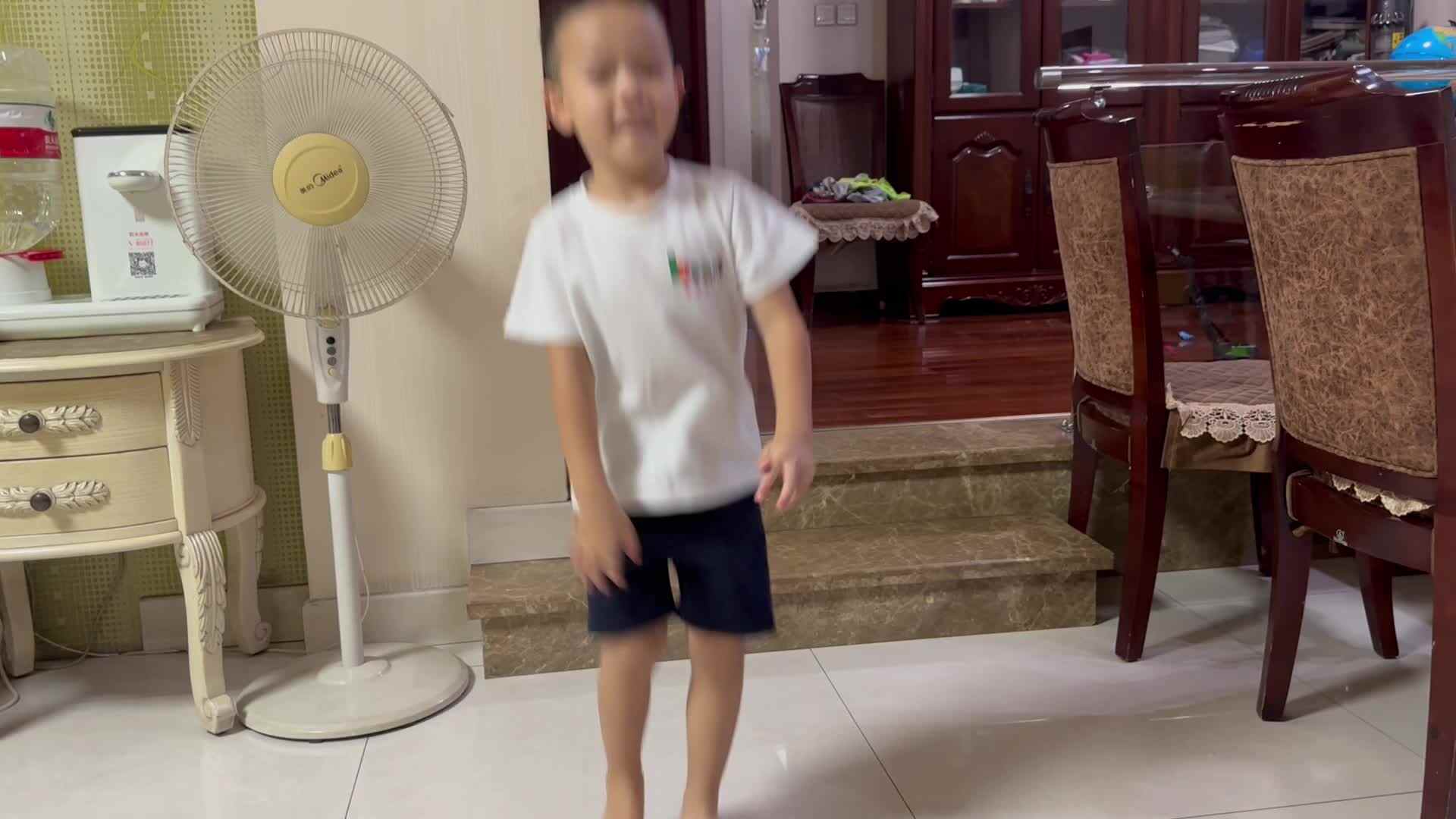 大A班何琛熹.mov