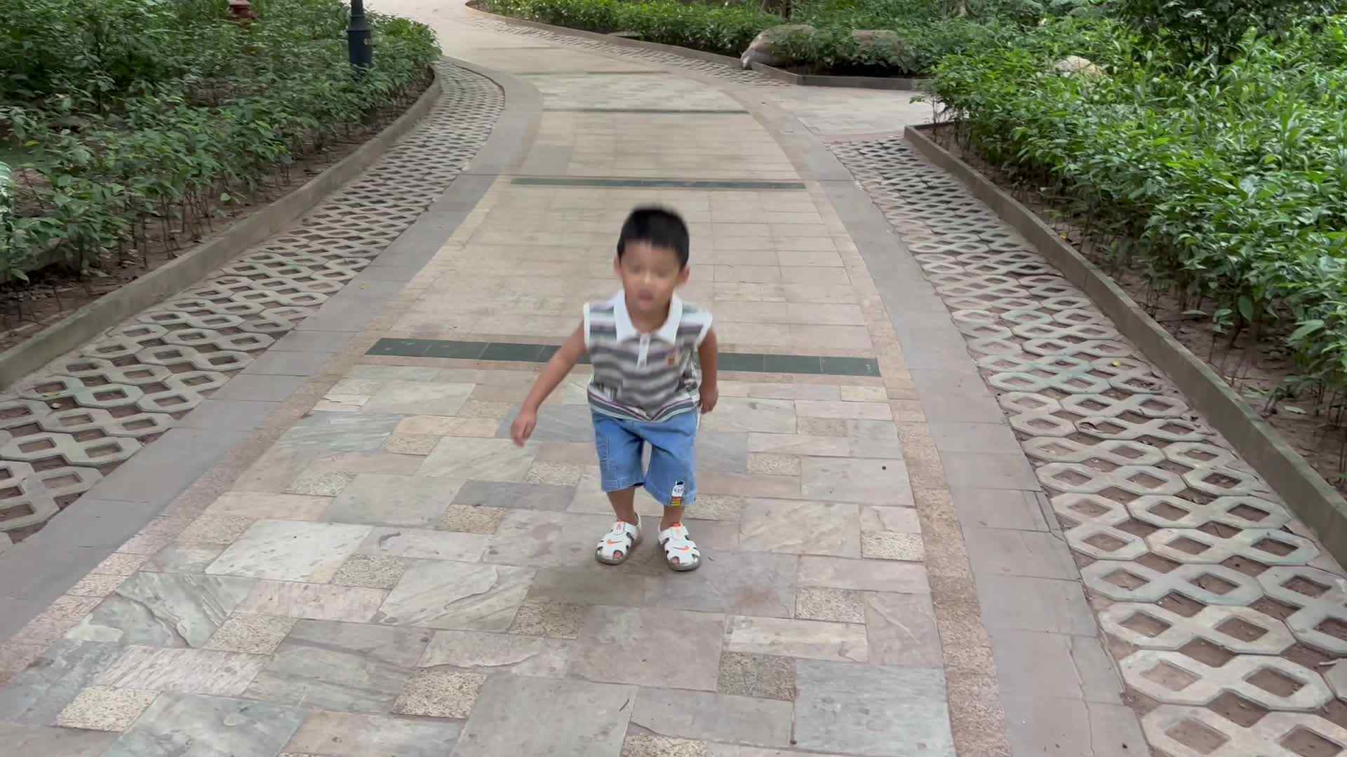 2024-9-24中A班刘奕宸双脚连续跳练习.mov