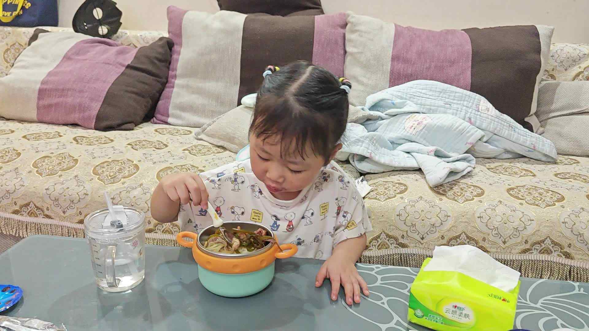 中A班2024.9.21张艺涵-我会自己吃饭.mp4