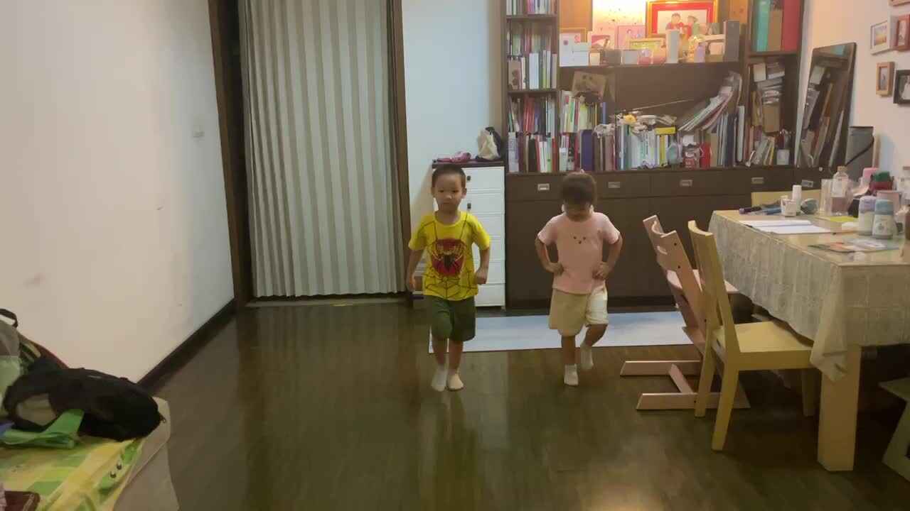 双手叉腰踏步走