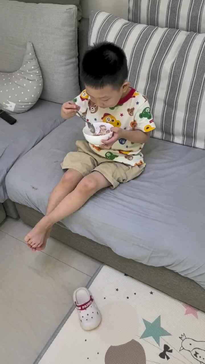 中A班陈栎安自己完成吃饭.mp4