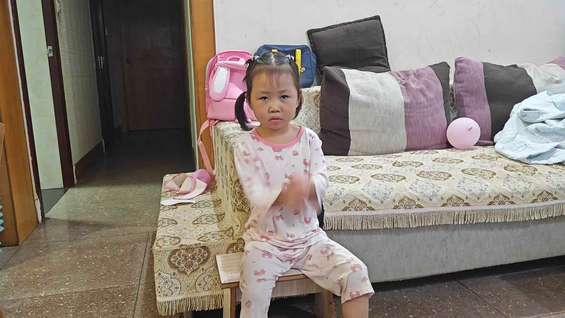 2024.9.18中A班张艺涵练习坐姿站姿.mp4