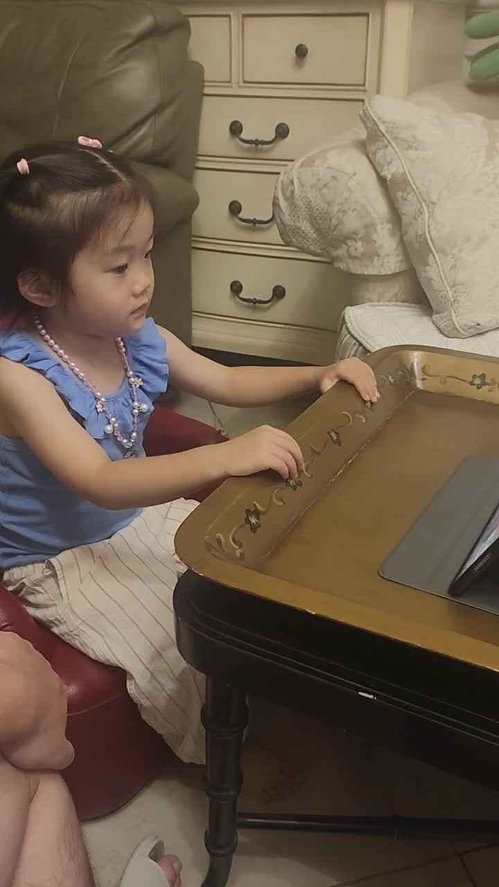 中A班张忻宜上下楼梯.MOV