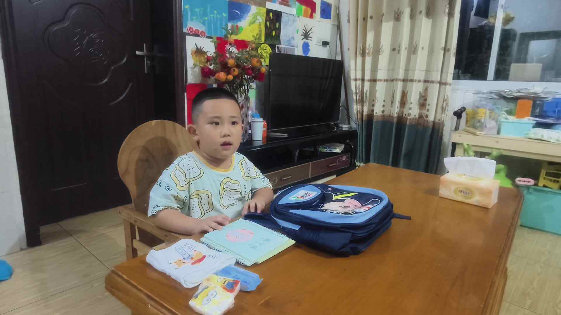 20240919大B班赵芃栎练习整理书包和背书包