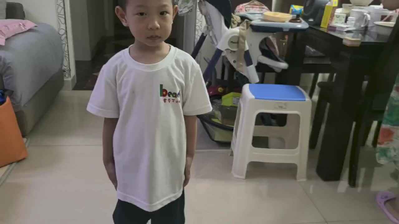 中A班陈栎安在家练习站姿.mp4