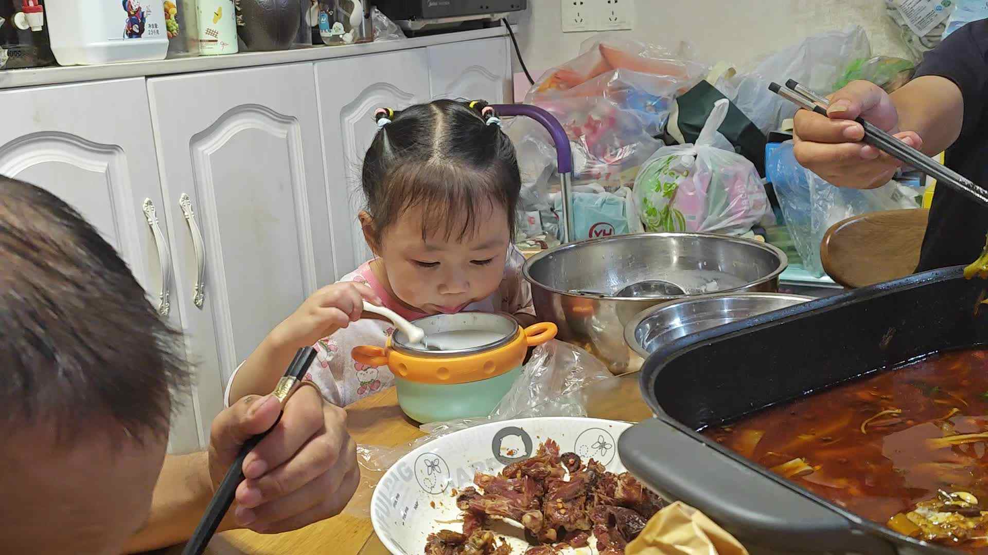 中A班2024.9.19张艺涵-自己吃饭.mp4