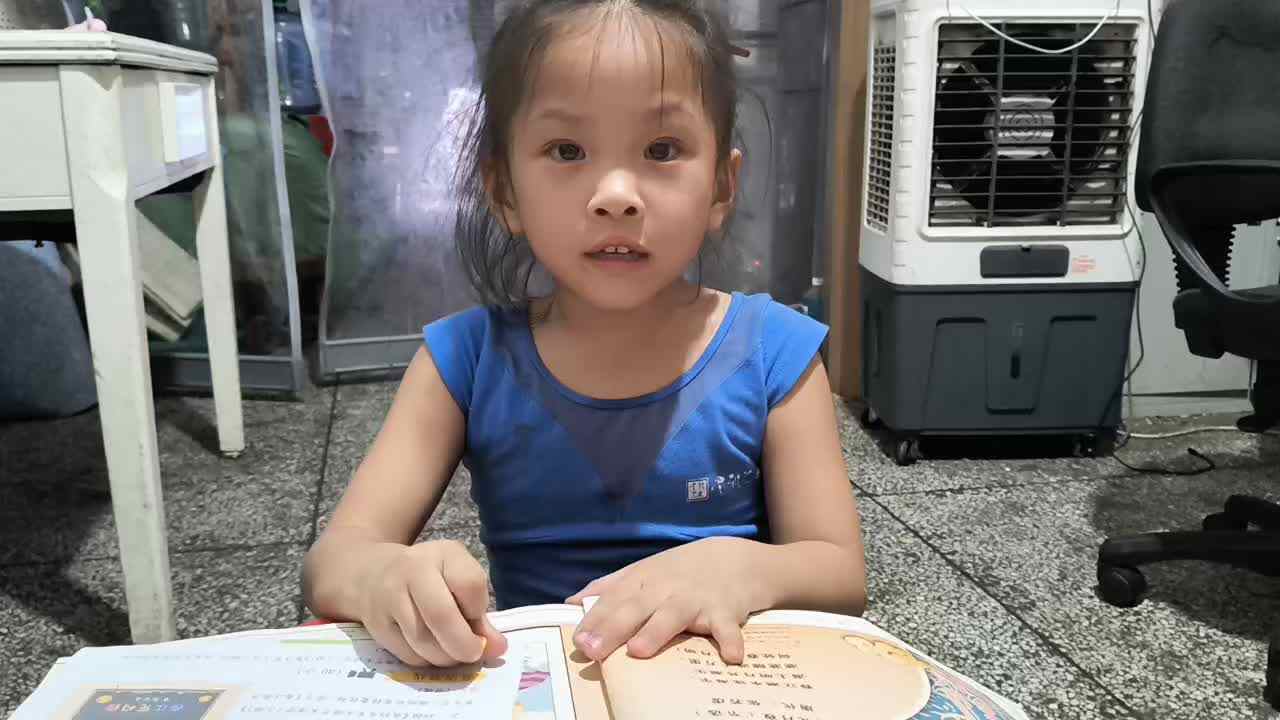 大a班唐依依读古诗