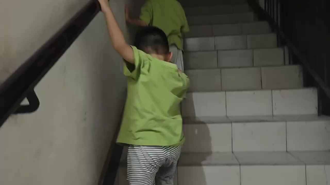 ⁣⁣中A班2024.9.19李柯辰李柯佑走楼梯训练.mp4
